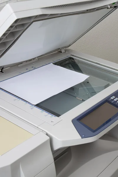Máquina de cópia e papel isolado no branco — Fotografia de Stock