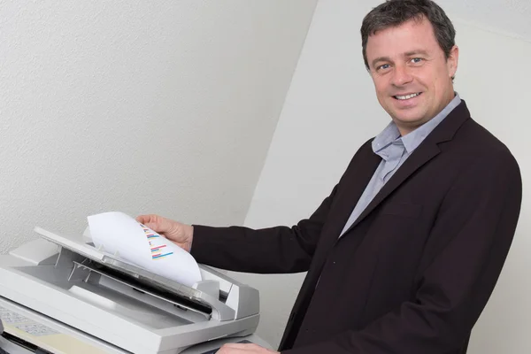 Retrato de un hombre de negocios feliz usando la máquina — Foto de Stock