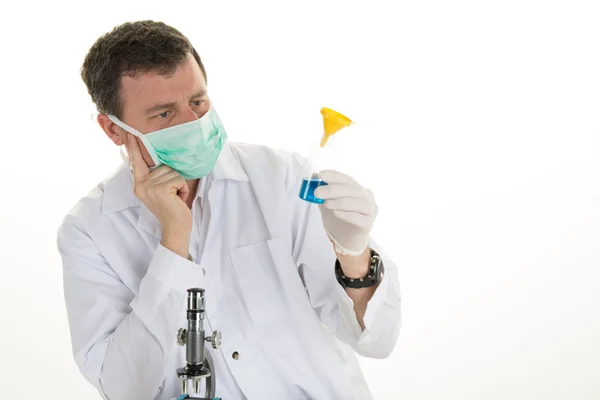 Cientista fazendo teste químico em um laboratório moderno com máscara — Fotografia de Stock
