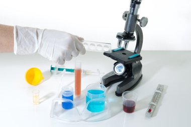 Kimyager bilimsel araştırmacı elleri ile profesyonel mikroskop yakın çekim 