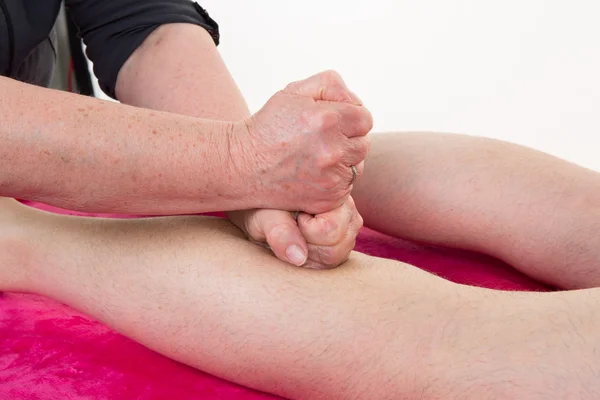 Reflexologia massagem no joelho, tratamento de joelho spa no centro de saúde — Fotografia de Stock