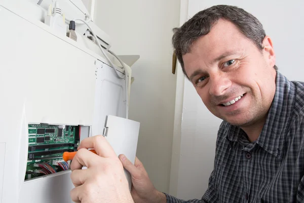 Primer plano técnico guapo tiro fijación fotocopiadora máquina —  Fotos de Stock