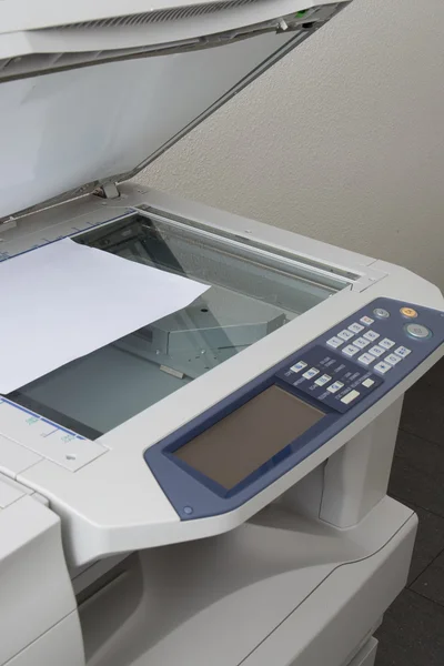 Impressora de computador cinza ou máquina de cópia isolada — Fotografia de Stock