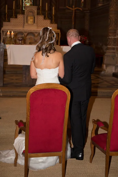 Novia y novio en la ceremonia de boda de la iglesia alter — Foto de Stock