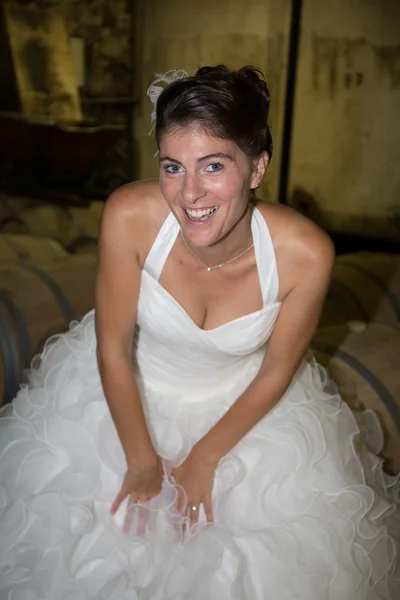 Молодая очаровательная невеста смотрит в камеру, изолированная — стоковое фото