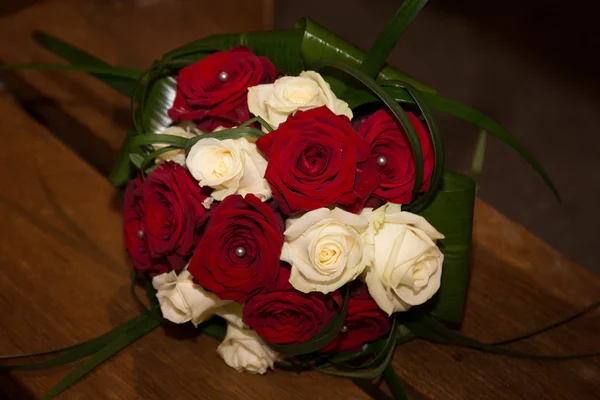 Piękny ślub bukiet czerwonych i białych róż — Zdjęcie stockowe