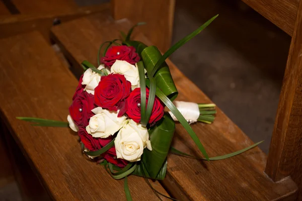 Buquê de casamento para noiva no banco de madeira — Fotografia de Stock