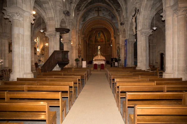 Interno di una chiesa luminosa vuota e bella — Foto Stock