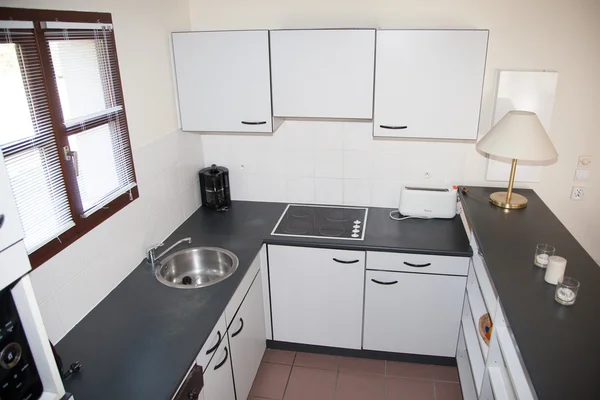 New decorated white Kitchen at  home with black granite — Stock Photo, Image