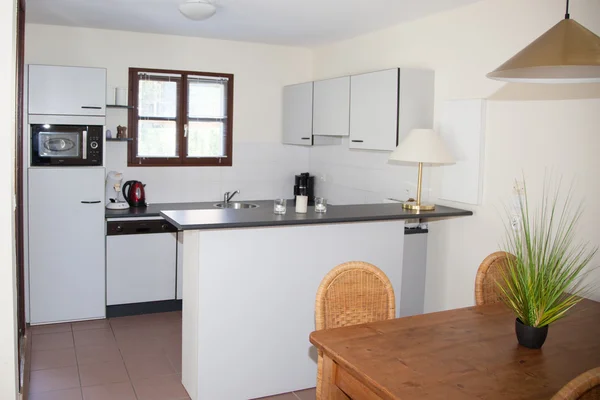 Interior de la cocina moderna en hermosa casa de nueva construcción — Foto de Stock