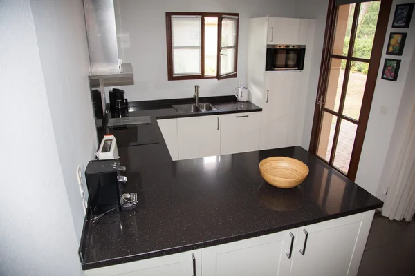 Moderno, luminoso, pulito, interno della cucina con elettrodomestici in acciaio inox — Foto Stock