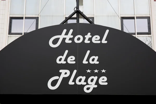 Hotel sign of the beach under the building — Stock Photo, Image