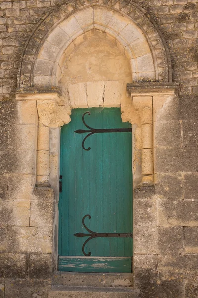 Ancient wooden green door in stone castle wall. — Stock Photo, Image