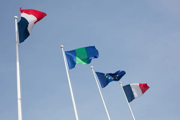 青空に対してフランスとヨーロッパの旗. — ストック写真