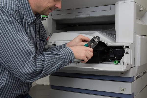 Tratando de reparar la impresora de la oficina en el trabajo — Foto de Stock