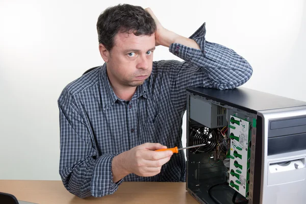 Znudzony technika przed jego komputer w pracy — Zdjęcie stockowe