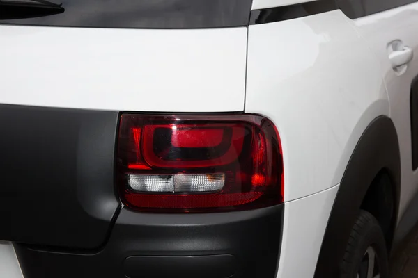 Fechar de uma luz traseira em um carro moderno branco e preto — Fotografia de Stock