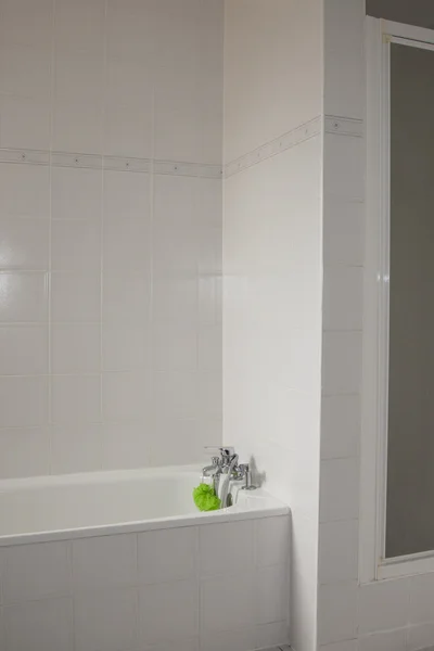 Beautiful white interior oof a bathroom in bright bathroom — Stock Photo, Image