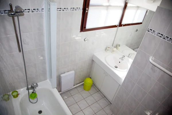 Belle oof intérieur blanc d'une salle de bain dans salle de bain lumineuse — Photo