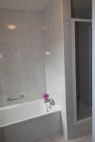 Beautiful white interior oof a bathroom in bright bathroom — Stock Photo, Image