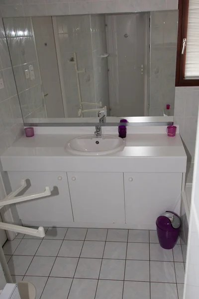 Belo interior branco de um banheiro em banheiro brilhante — Fotografia de Stock