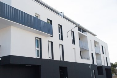 Modern apartmanın altında mavi gökyüzü - beyaz ve gri 