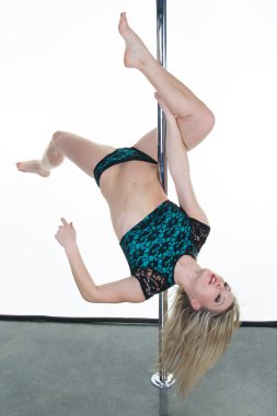 görüntü üzerinde beyaz izole bir genç profesyonel pole Dancer
