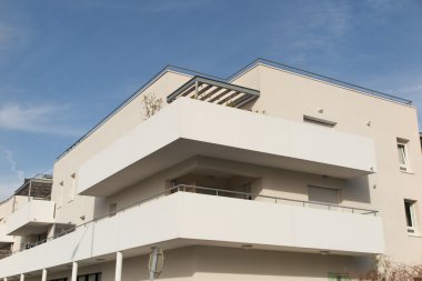 Mavi gökyüzü arka plan üzerinde Konut Binası. Dış