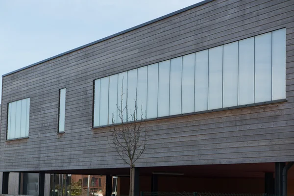 Edificio de oficinas sostenible de madera bajo cielo azul — Foto de Stock