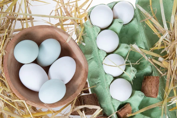 Different green and white eggs nested in straw — Stock Photo, Image