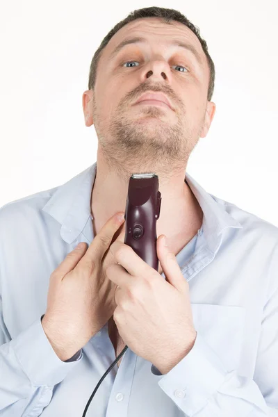 Sonriente hombre afeitándose la barba con una afeitadora eléctrica — Foto de Stock