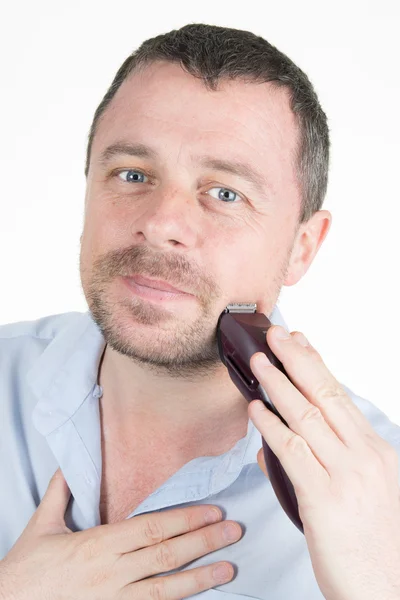 Retrato de un hombre usando una máquina de afeitar eléctrica, aislado —  Fotos de Stock