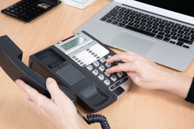 Kadın telefonu, closeup elleri telefon arama