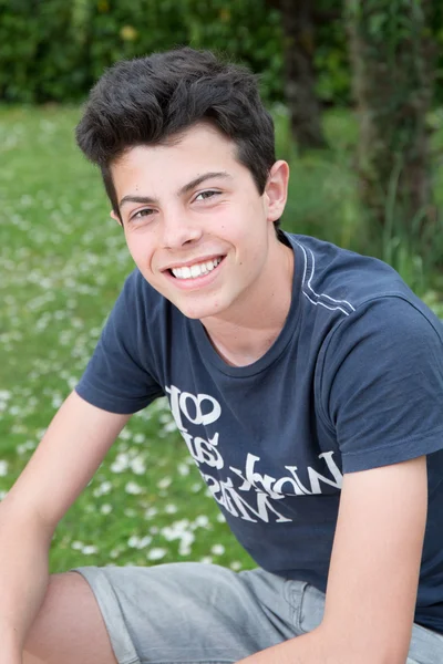 Feliz joven retrato casual hombre al aire libre en la primavera — Foto de Stock