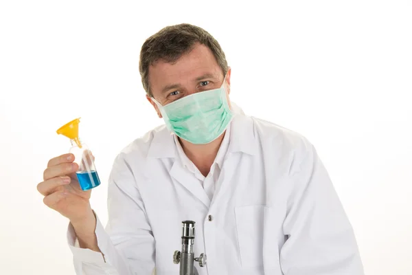 Wissenschaftler im Labor, in Schutzmaske, — Stockfoto