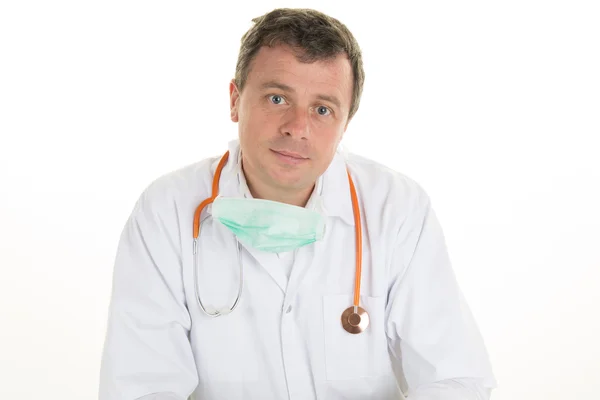 Retrato del feliz doctor varón sonriendo con su estetoscopio — Foto de Stock