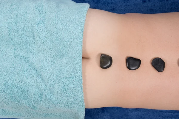 Pohled ze shora přijetí zpět masáž s horkými kameny v centru — Stock fotografie