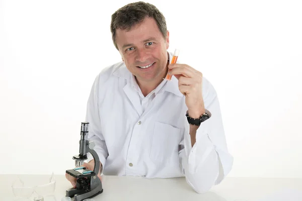 Clínico serio estudiando elemento químico en laboratorio — Foto de Stock