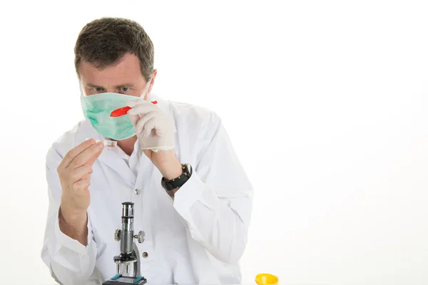 Scienziato maschio che lavora in un laboratorio con maschera, spazio di copia — Foto Stock