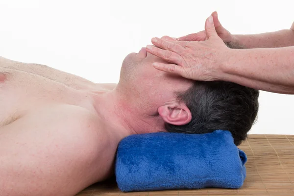 Člověk je stále obličejová masáž v lázeňském centru — Stock fotografie