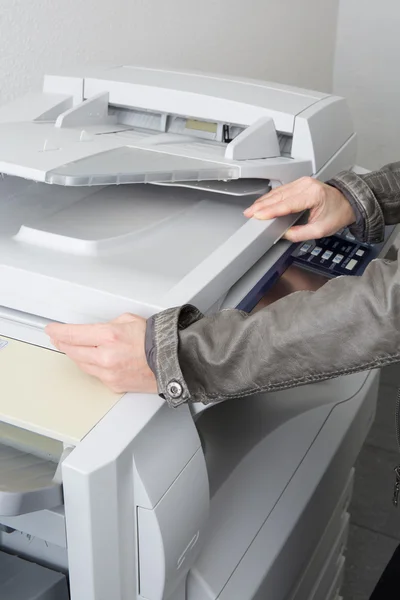 Mujer mano usando máquina de impresión de copia en el lugar de trabajo —  Fotos de Stock