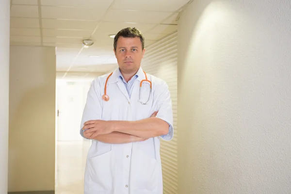 Retrato de médico confiante no hospital   . — Fotografia de Stock