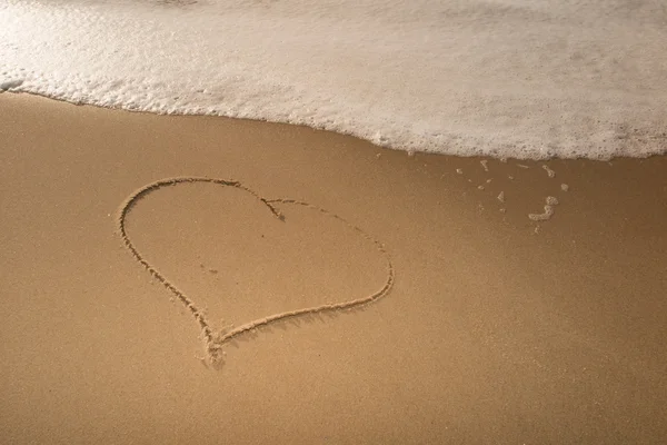 Miłość i serce na plaży. — Zdjęcie stockowe