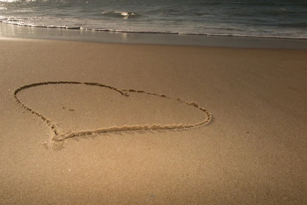Amore e un cuore sulla spiaggia . — Foto Stock
