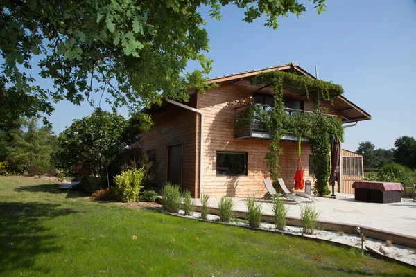 Linda casa de madera en el campo francés — Foto de Stock