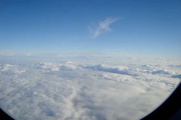 Nubes, una vista desde la ventana del avión cielo azul —  Fotos de Stock