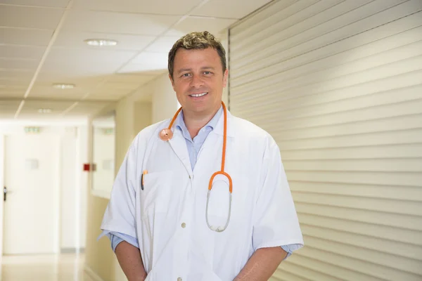 Portret van vertrouwen arts op witte achtergrond — Stockfoto