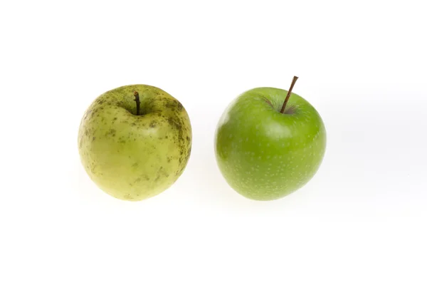 Wrinkled and fresh apple isolated on white background. Aging concept. — Stock Photo, Image