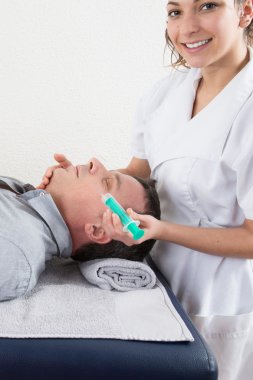 Adam bir kozmetik enjeksiyon alır. Güzellik bakımı