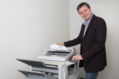İş yerinde bir Fotokopi yapan işadamı